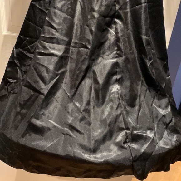 VEUC Girl’s Spirit Halloween Vampiress Costume - size Youth L with crown & mask - Picture 13 of 17